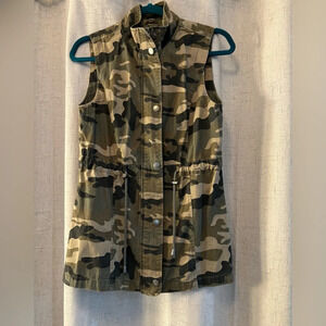 Ci Sono Camouflage Vest Zippered with snaps and cinch tie‎ option. Size S.